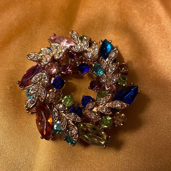 Scarf Clip gold colored w/colored rhinestones on bottom & clear rhinestone leaf - Picture 2 of 6